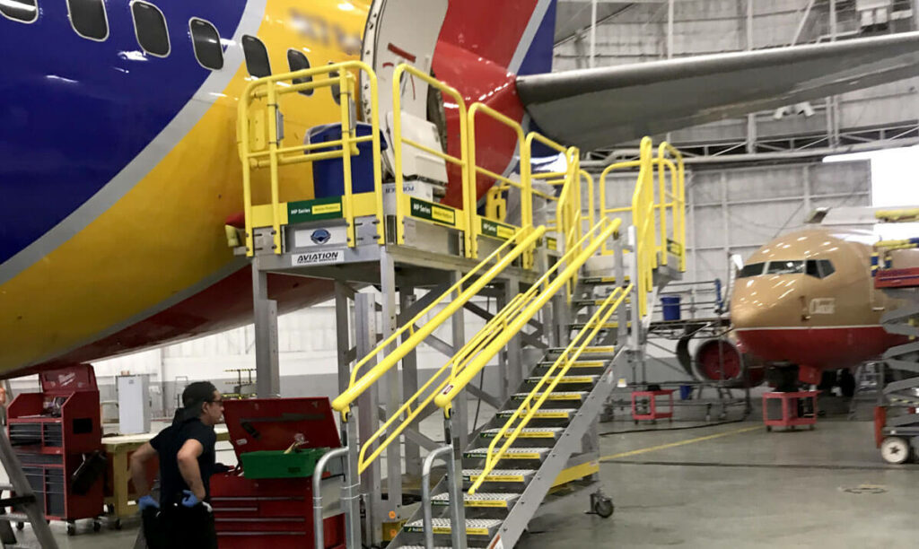 Aviation aft maintenance platforms