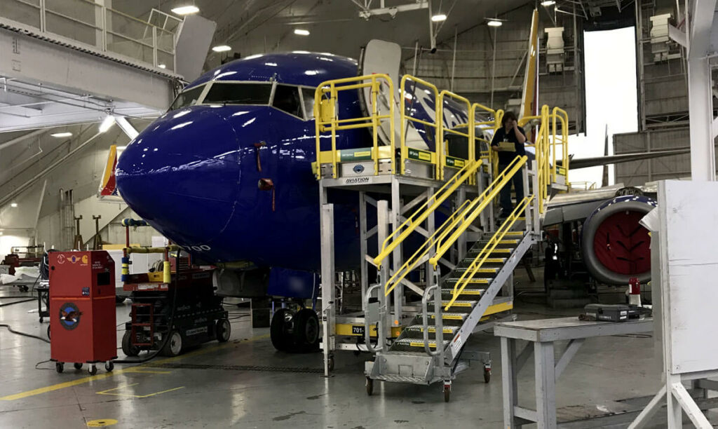 Aviation forward fuselage maintenance platforms